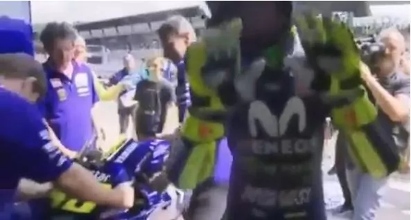 valentino rossi box yamaha