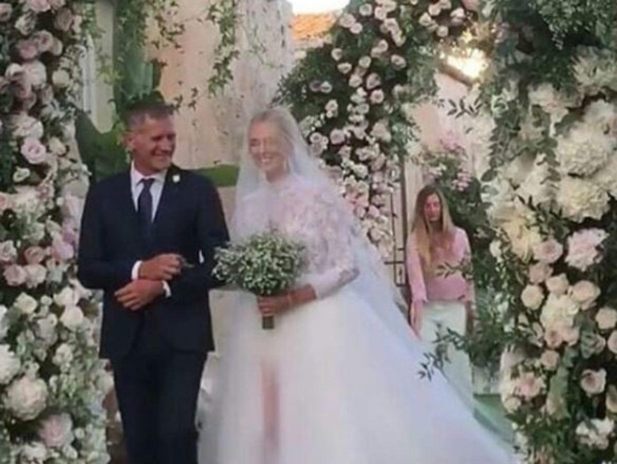 Matrimonio Chiara Ferragni-Fedez, sorriso smagliante e abito fantastico:  ecco l'arrivo della sposa [VIDEO]