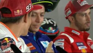 marc marquez stretta mano valentino rossi conferenza stampa misano