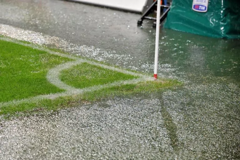 pioggia stadio campo