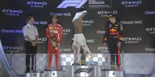 lewis hamilton spogliato podio gp abu dhabi