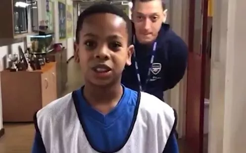 ozil sorpresa bambino kyan