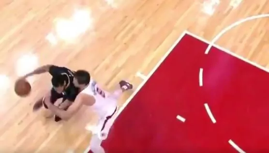 Gomitata Anthony Davis a Danilo Gallinari