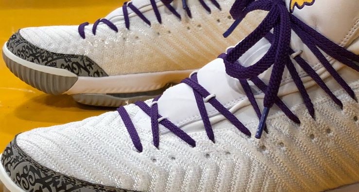 NBA - Ai piedi del Re! LeBron James supera Michael Jordan: il messaggio di  ringraziamento è sulle scarpe [FOTO]