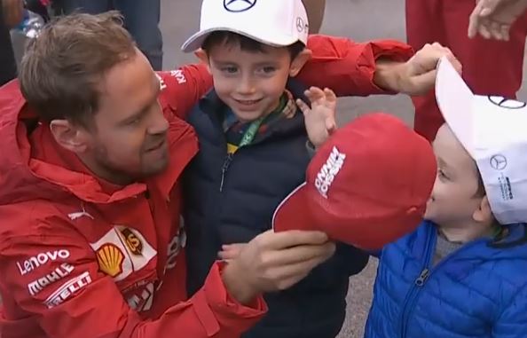 Formula 1 - Gioco di prestigio negli Stati Uniti: Vettel fa scomparire  il cappellino Mercedes di un bimbo [VIDEO]