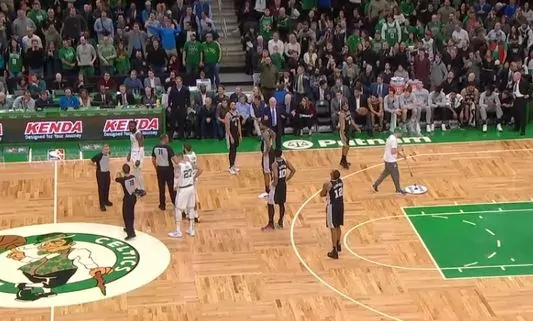 Boston Celtics tifoso lancia bottiglia in campo