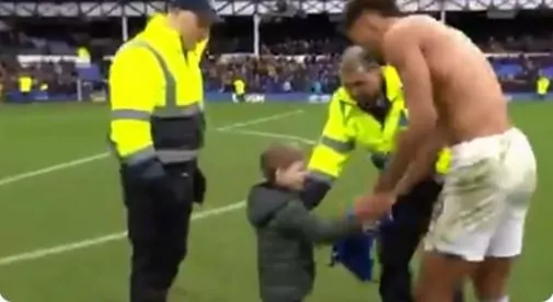 Bambino invasione di campo Calvert-Lewin