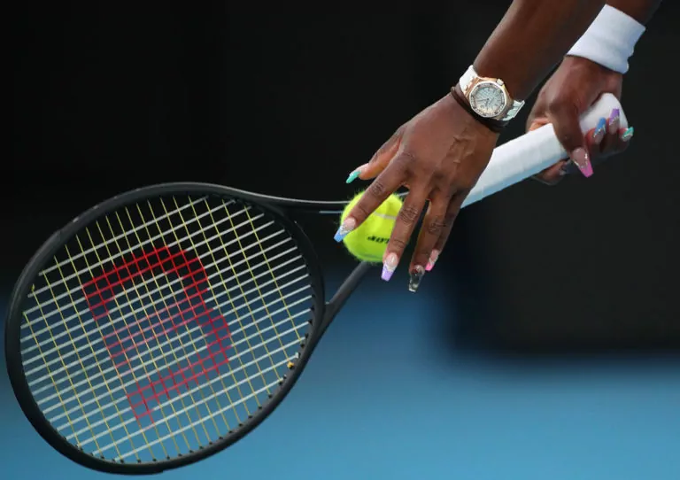 Racchetta e pallina tennis femminile