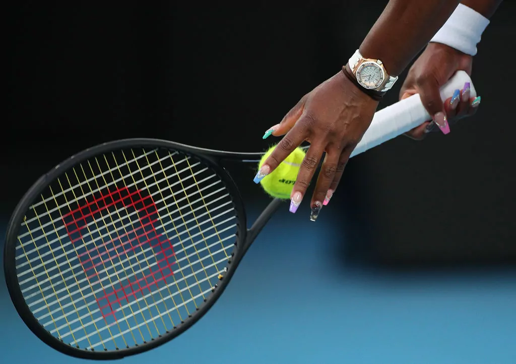 Racchetta e pallina tennis femminile