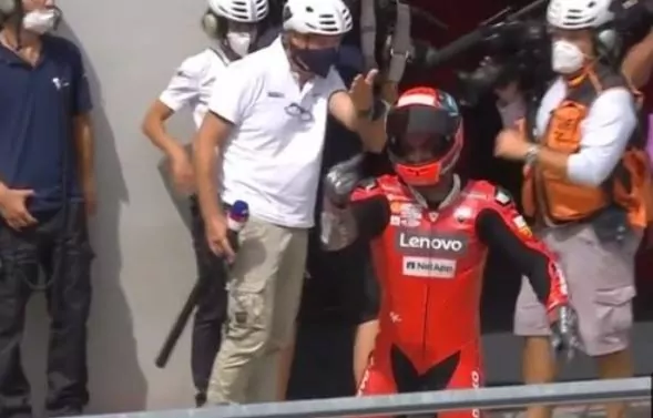 Danilo Petrucci dito medio Espargaro