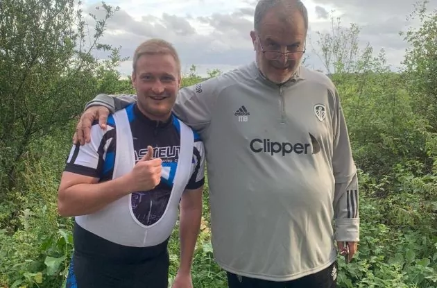 Marcelo Bielsa aiuta ciclista