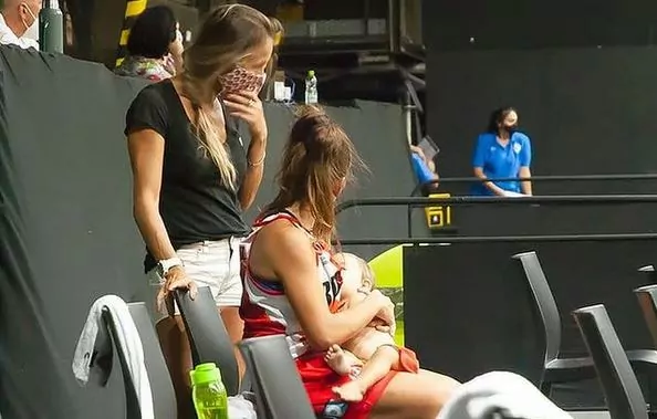 antonella gonzalez allatta durante partita basket