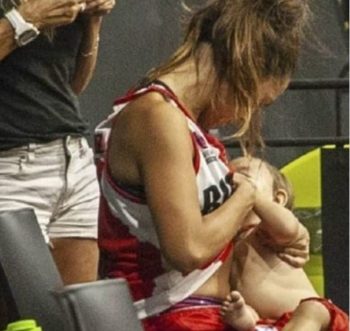 allatta durante partita di basket