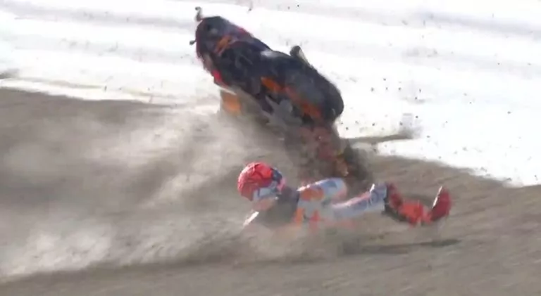 caduta marc marquez warm up jerez