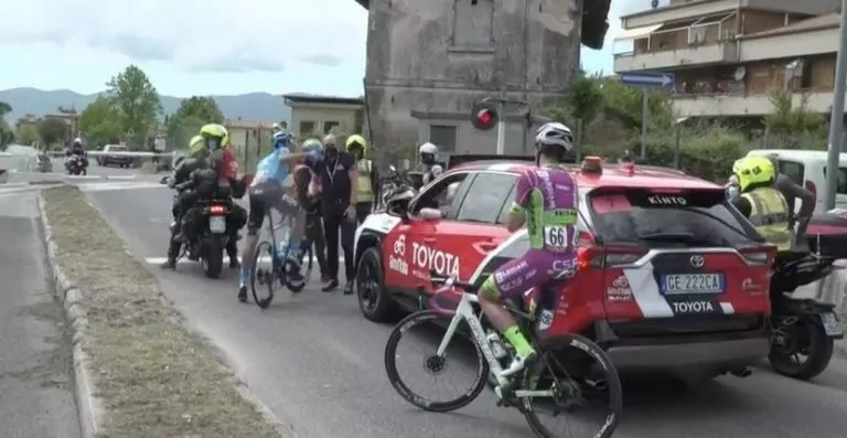 giro d'italia passaggio a livello