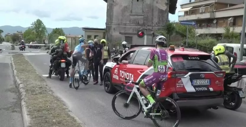 giro d'italia passaggio a livello