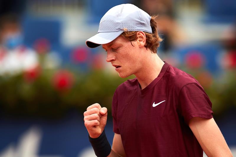 ATP Lione, Jannik Sinner ribalta Karatsev e vola al secondo turno