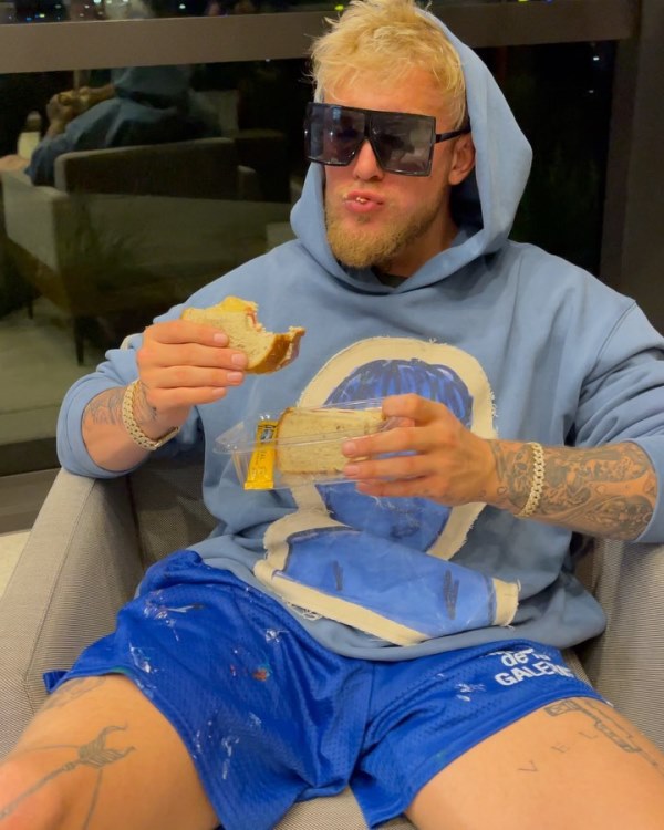 jake paul tatuaggio gotcha hat