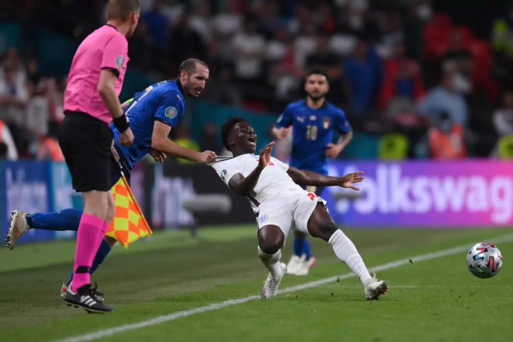 Chiellini e Saka