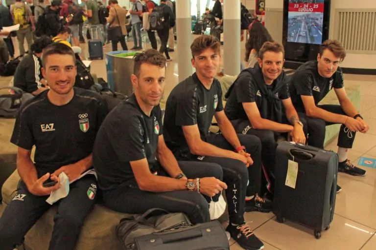 Nibali insieme agli azzurri dell'Italia Team