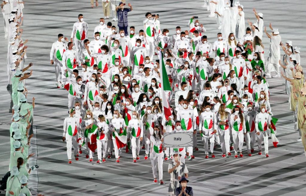 L'Italia sfila nella cerimonia delle Olimpiadi di Tokyo, ma la divisa di  Armani delude gli italiani: tifosi spiazzati sui social