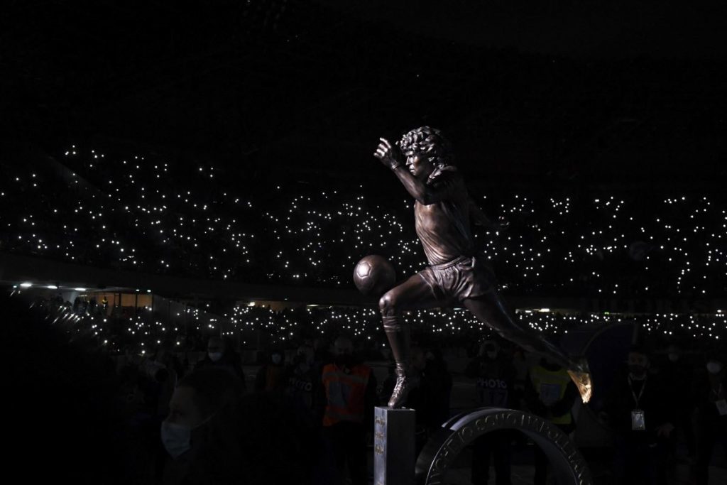 statua Maradona