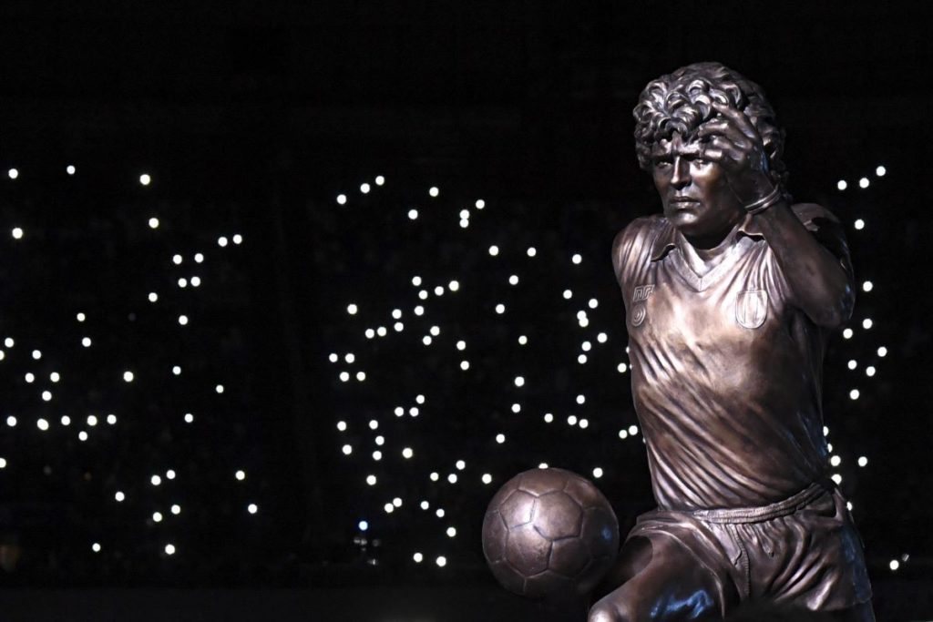 statua Maradona