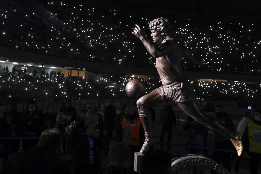 statua Maradona