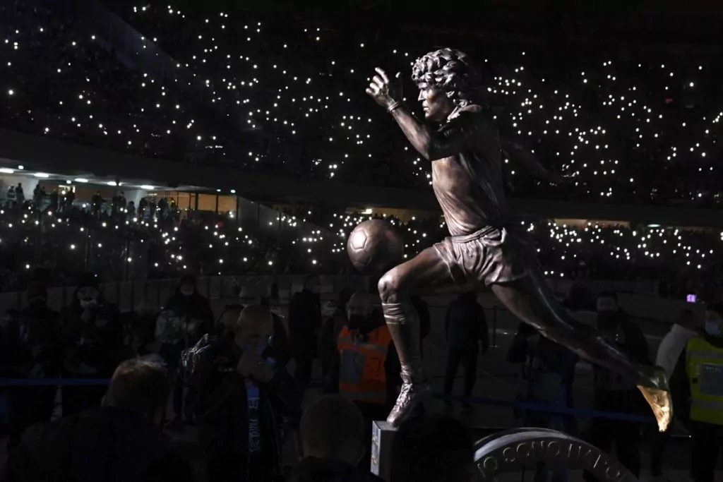 statua Maradona