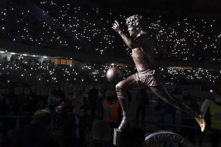 statua Maradona
