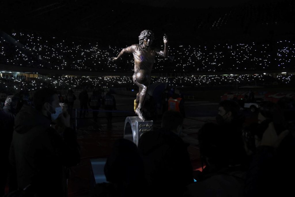 statua Maradona