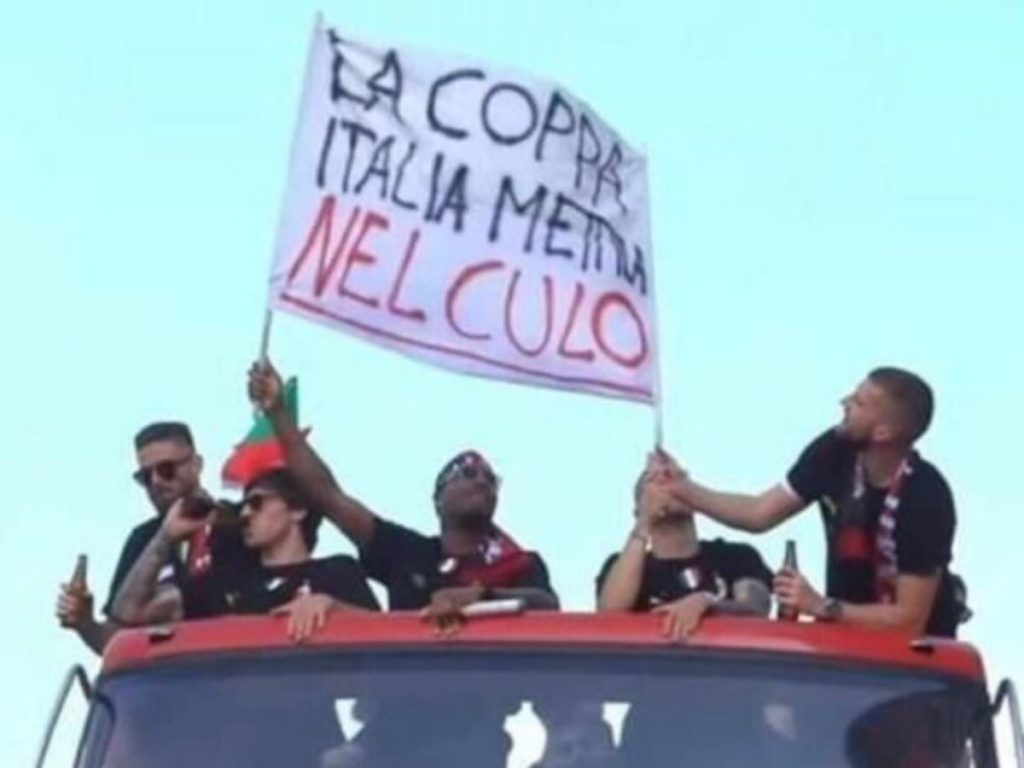 Caos Milan, aperta un'inchiesta sullo striscione contro l'Inter: "la Coppa Italia mettila nel c...". E Ibrahimovic sfotte Calhanoglu | VIDEO