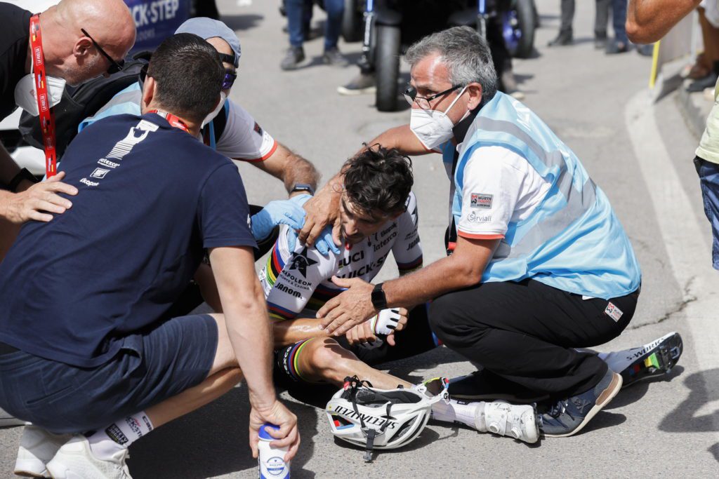Mala caída de Alaphilippe en la Vuelta de España: el francés hospitalizado, actualizaciones