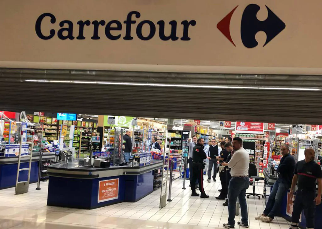 aggressione centro commerciale assago