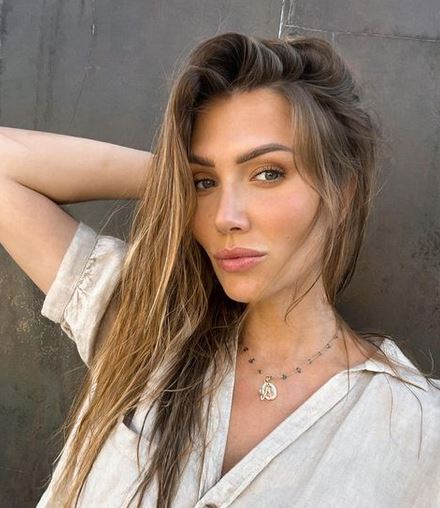 Noemie Happart - Moglie Carrasco