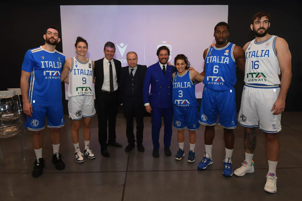 Presentazione Maglie Macron