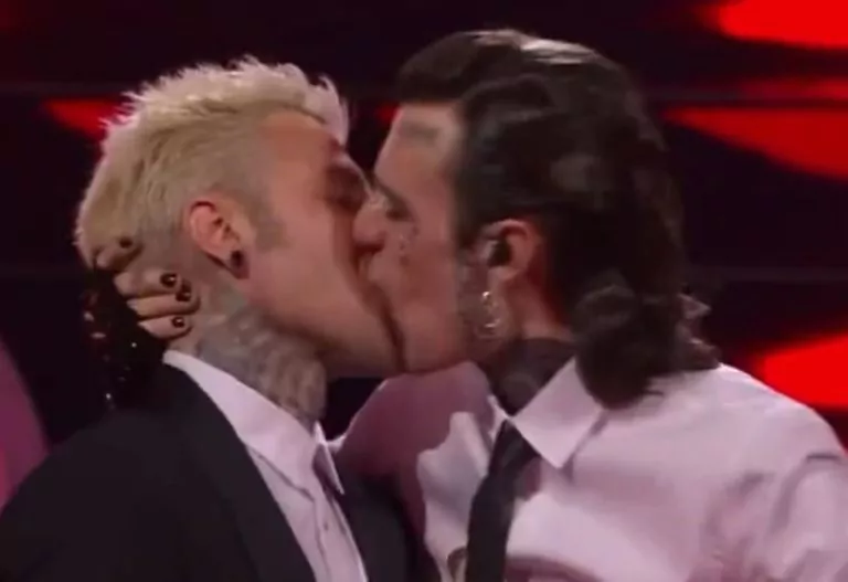 bacio rosa chemical fedez