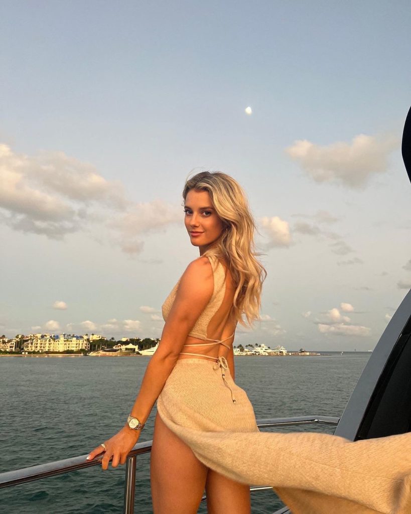 lindsay brewer pilota sexy