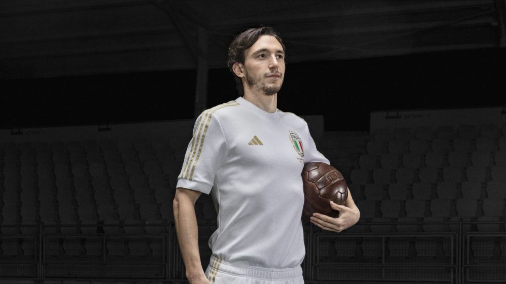 Maglia bianca Italia omaggio 125° Anniversario FIGC