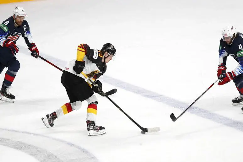 Adam Johnson morto partita hockey